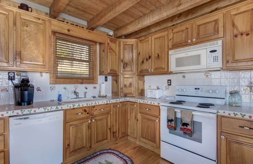Baneberry Cabina | Hidden Cove | On Douglas Lake, Wraparound Porch