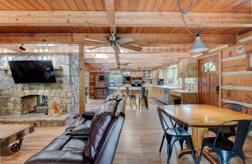 Fleetwood Cabina | Hidden Creek Cabin - Yard, Pet Friendly, Creek, Hot Tub, & Foosball!