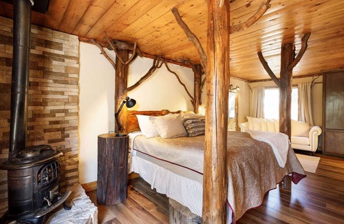 Twin Peaks Hotel | Hidden Creek Lodge | Family & Retreats | Game Room | Ponds & Streams