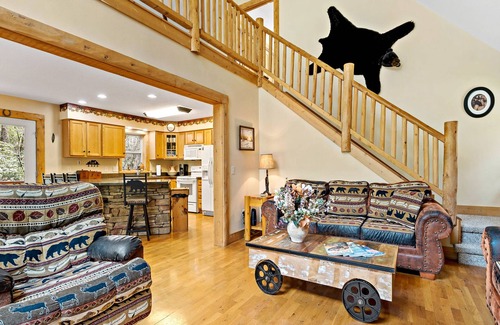 Skyland Cabina | Hidden Falls Cabin -Waterfall, Hot Tub, Private!