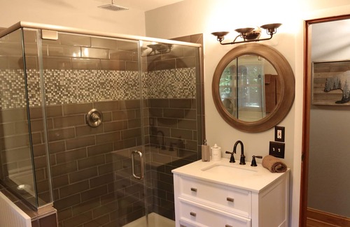 Candler Cabina | Asheville Creekside Cabin, admite mascotas, bañera de hidromasaje, chimenea y fogata al aire libre 1