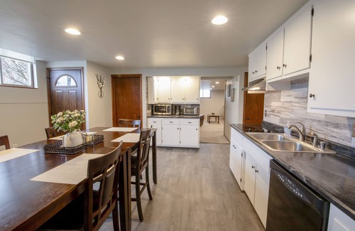 Ashwaubenon Casa | Hidden Gem! Beautiful Lower Level Townhome-1 mile from Lambeau