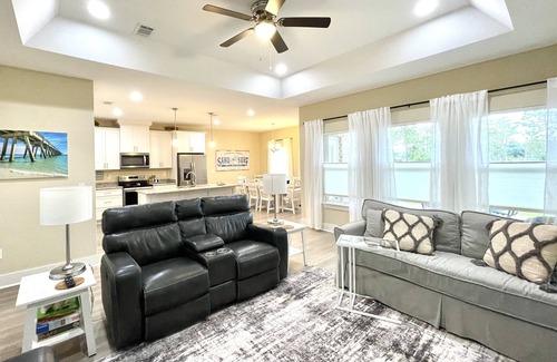 Gulf Breeze Casa | Hidden Gem Between 2 Beaches -Sleeps 6 -Pet Friendly!