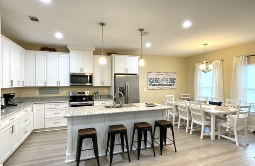Gulf Breeze Casa | Hidden Gem Between 2 Beaches -Sleeps 6 -Pet Friendly!