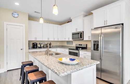 Gulf Breeze Casa | Hidden Gem Between 2 Beaches -Sleeps 6 -Pet Friendly!