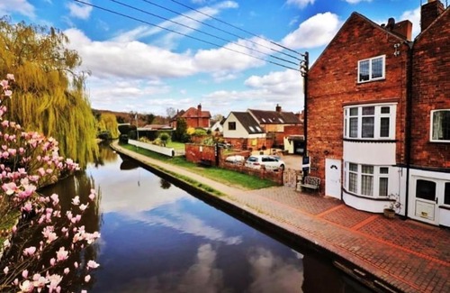 Hopwas Casa | Hidden Gem Canal Facing Retreat with lovely walks