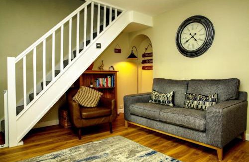 Hopwas Casa | Hidden Gem Canal Facing Retreat with lovely walks