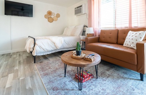 Riverside Apartamento | Hidden Gem Cozy Studio w/kitchen in the heart of Tempe