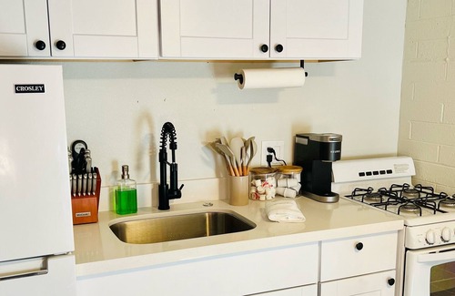 Riverside Apartamento | Hidden Gem Cozy Studio w/kitchen in the heart of Tempe