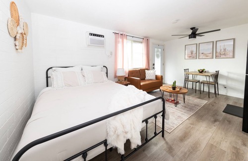 Riverside Apartamento | Hidden Gem Cozy Studio w/kitchen in the heart of Tempe