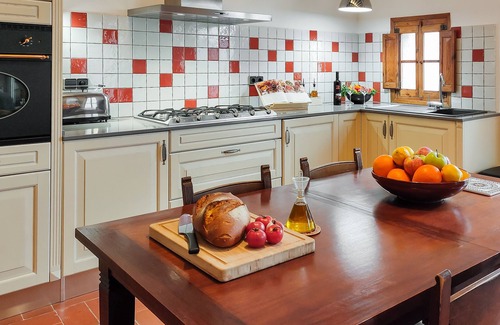 Barbera de la Conca Casa | Hidden gem in hilltop wine village:360º views, 5 beds, 2 bathrooms, 2 kitchens