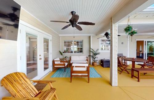 Cape Coral Casa | Hidden Gem: Escape to Newlin Cottage in Cape Coral