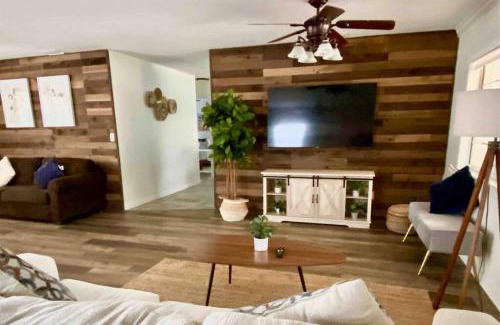 Cape Coral Casa | Hidden Gem: Escape to Newlin Cottage in Cape Coral