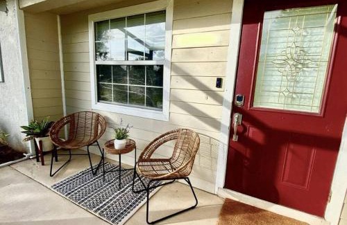Cape Coral Casa | Hidden Gem: Escape to Newlin Cottage in Cape Coral