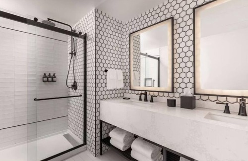 Charleston Historic District Hotel | Hidden Gem in Historic Charleston District! Pet-friendly Property, Outdoor Pool!