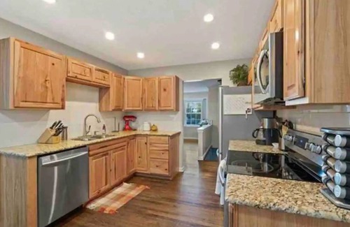 Nall Hills Casa | Hidden Gem in Overland Park | 3BR for All Adventures