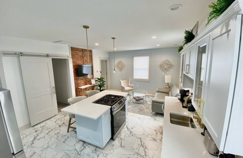 Clifton Apartamento | Hidden Gem in plain sight! Adorable 3 Bdrm Duplex near Hospitals & Universities.