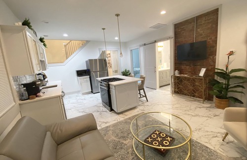 Clifton Apartamento | Hidden Gem in plain sight! Adorable 3 Bdrm Duplex near Hospitals & Universities.