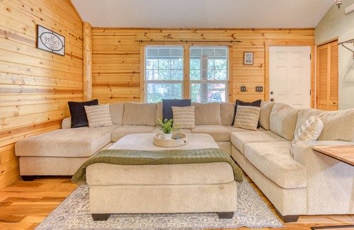 Brightwood Cabina | Hidden Gem of Mt Hood forest w/Private Hot Tub, Riverside Retreat.