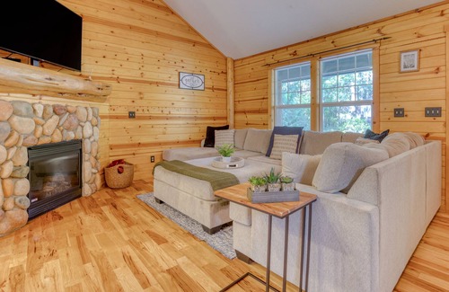 Brightwood Cabina | Hidden Gem of Mt Hood forest w/Private Hot Tub, Riverside Retreat.