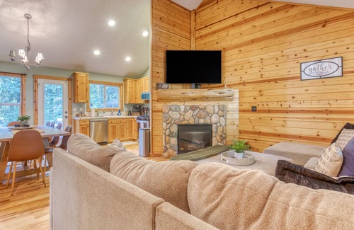 Brightwood Cabina | Hidden Gem of Mt Hood forest w/Private Hot Tub, Riverside Retreat.