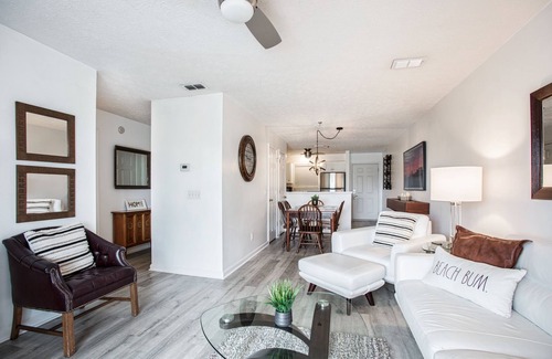 Bahama Beach Condominio | Hidden Gem of the sea! 2 bedroom 1 bath Across the street from the beach!