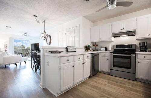 Bahama Beach Condominio | Hidden Gem of the sea! 2 bedroom 1 bath Across the street from the beach!