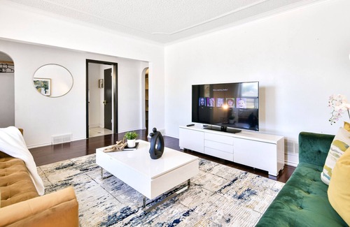 East Kildonan Casa | Hidden Gem: stylish 5BDRM w/Brand New Spa Hot tub