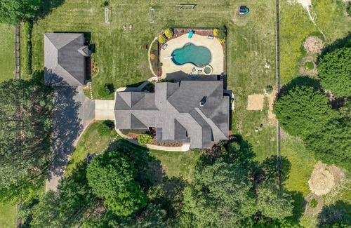 Stanfield Casa | Hidden Haven on 9 acre, pond, barn and more, sleeps 20
