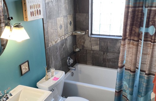 Kettering Casa | Hidden Heaven 2 has 3 bedrooms, 2 full bathrooms near WSU/UD/WPAFB/MVH/KMC