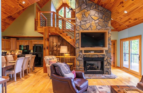 Lenoir Cabina | Hidden Hideaway - views, privacy, dogs welcome, hot tub