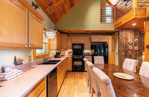 Lenoir Cabina | Hidden Hideaway - views, privacy, dogs welcome, hot tub
