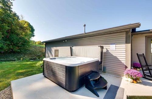 Dundee Casa | 'Hidden Hollow' Family Home w/ Mod Interior!