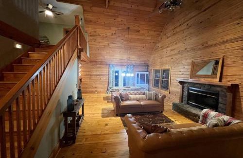 Tate Casa | Hidden Honey Hole Cabin