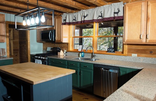 Tate Cabina | Hidden Honey Hole Cabin: 4 BEDROOM, POOLS, TENNIS/PICKLEBALL, HIKING, LAKE AREA