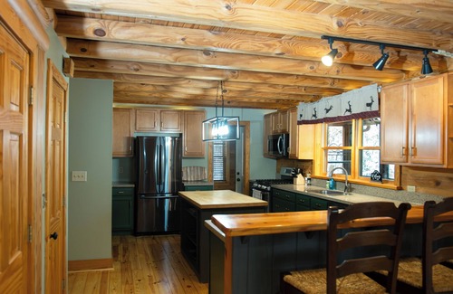 Tate Cabina | Hidden Honey Hole Cabin: 4 BEDROOM, POOLS, TENNIS/PICKLEBALL, HIKING, LAKE AREA