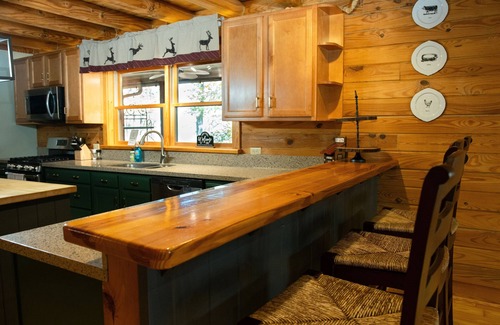 Tate Cabina | Hidden Honey Hole Cabin: 4 BEDROOM, POOLS, TENNIS/PICKLEBALL, HIKING, LAKE AREA