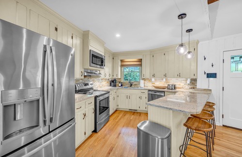 Reed Creek Casa | Hidden Lakefront Gem w/ 3 Master King Bedrooms