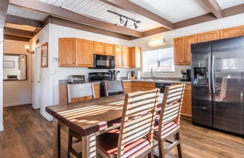 June Lake Casa | Hidden Meadow Cabin-June Lake, CA