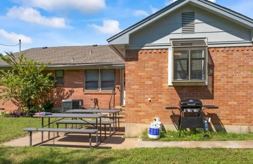 Cedar Crest Casa | Hidden Modern Gem|Mins to DownTown|GameRoom