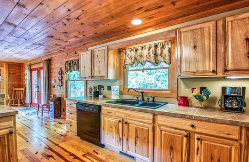 Maggie Valley Cabina | Hidden Mountain Respite - 5 bedrooms, 2 Bath, Game Room, Hot Tub, Firepit,