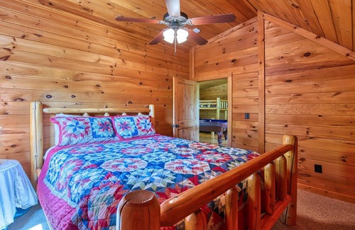 Maggie Valley Cabina | Hidden Mountain Respite - 5 bedrooms, 2 Bath, Game Room, Hot Tub, Firepit,