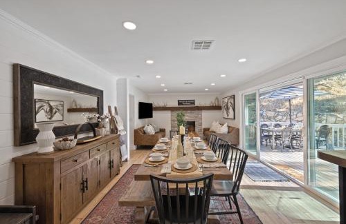 Atascadero Casa | Hidden Oaks Farmhouse by AvantStay Hot Tub Deck