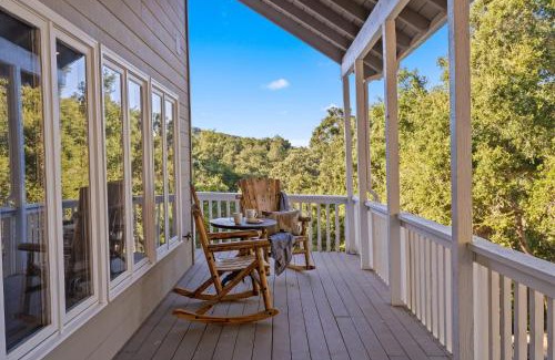 Atascadero Casa | Hidden Oaks Farmhouse by AvantStay Hot Tub Deck