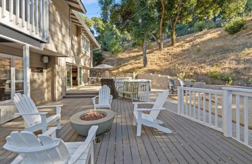 Atascadero Casa | Hidden Oaks Farmhouse by AvantStay Hot Tub Deck