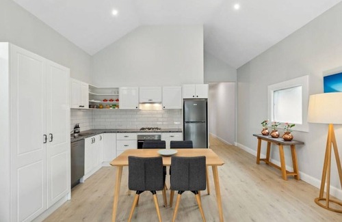 Cessnock Cabaña | Hidden Oasis in The Hunter Valley with heated pool 'The Cutest Cottage'