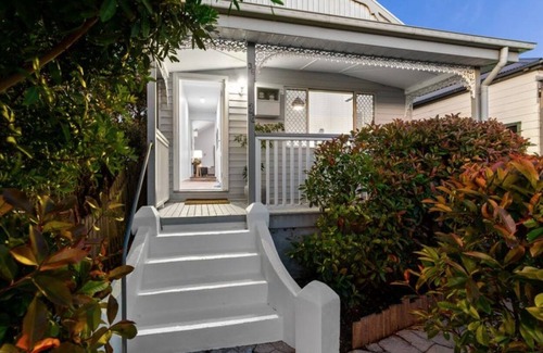 Cessnock Cabaña | Hidden Oasis in The Hunter Valley with heated pool 'The Cutest Cottage'