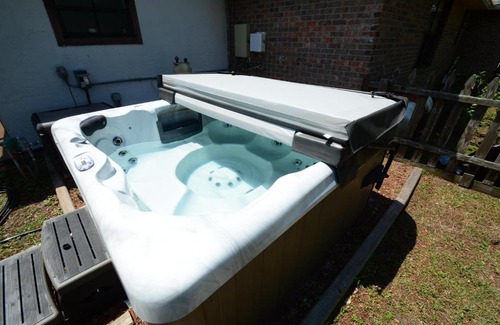 Palm Harbor Casa | HIDDEN OASIS Spacious Pool Home with Florida Room and Hot Tub