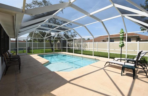 Palm Harbor Casa | HIDDEN OASIS Spacious Pool Home with Florida Room and Hot Tub