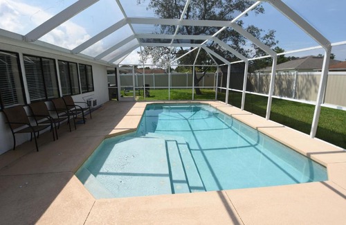 Palm Harbor Casa | HIDDEN OASIS Spacious Pool Home with Florida Room and Hot Tub